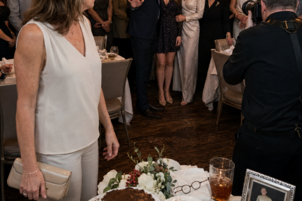 En la fiesta de cumpleaños de mi esposo, me miró delante de todos y me...
